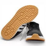 لوگوی adidas روی کفش مشکی سفید سه خط