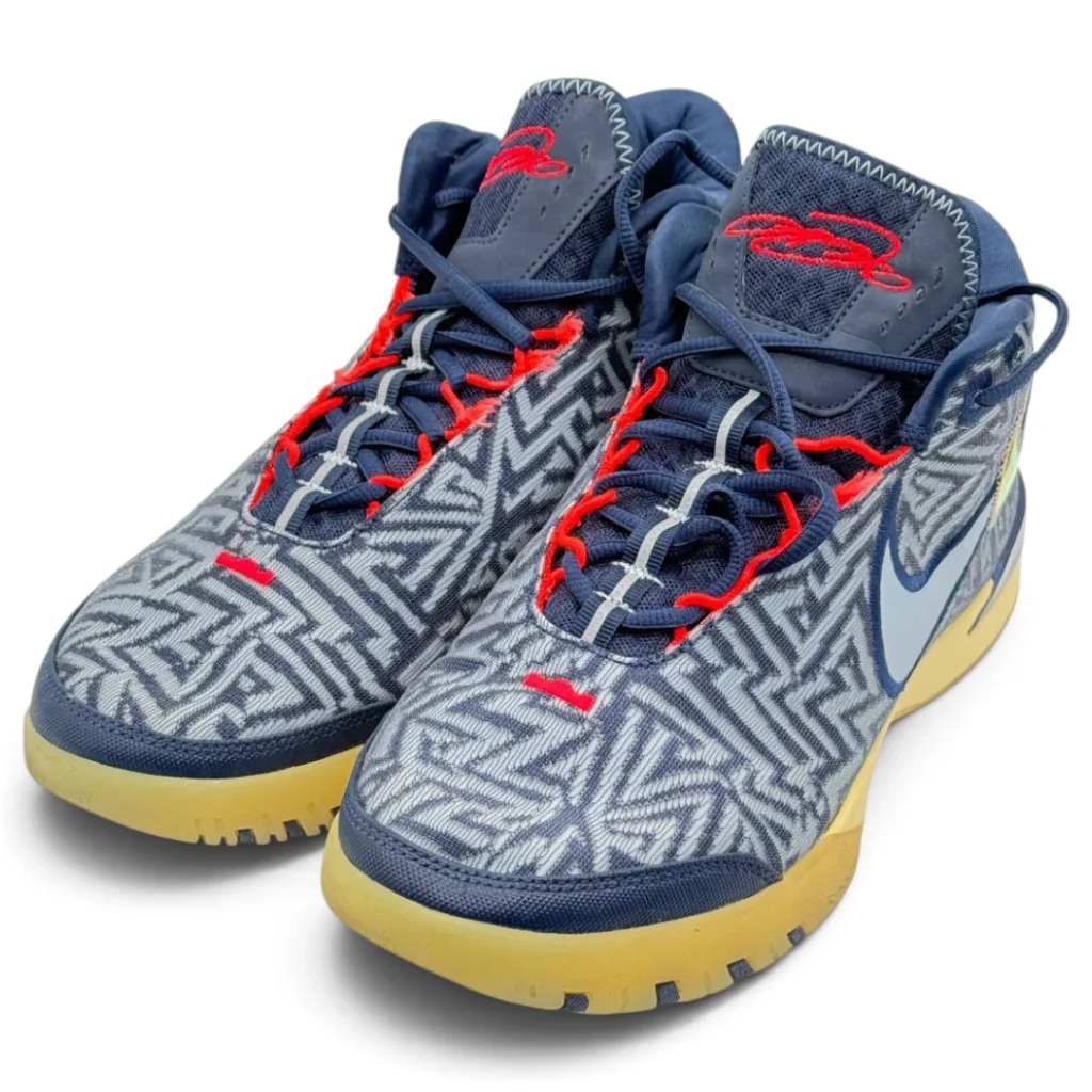 نمای روبه‌رو کفش نایکی LeBron NXXT Genisus سایز 43