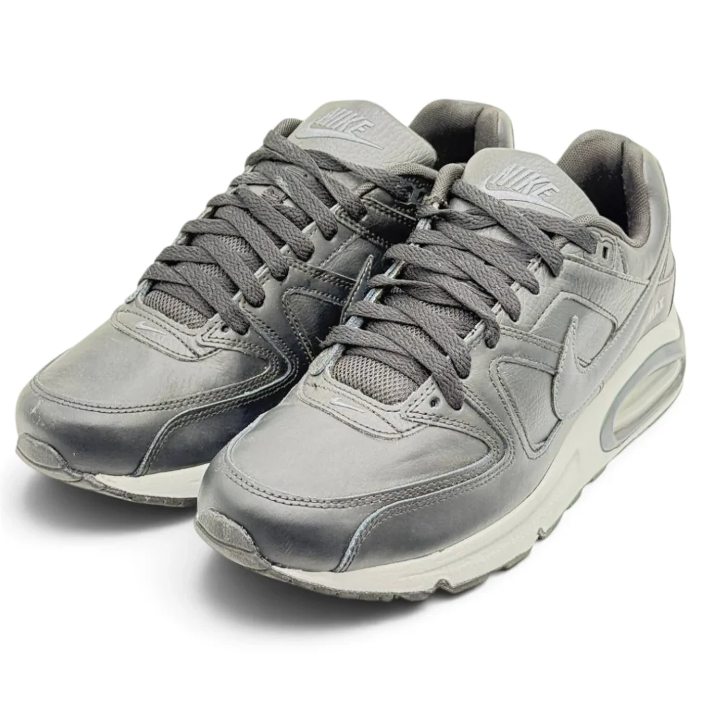 نمای روبرو کفش نایکی Air Max Command Leather مشکی