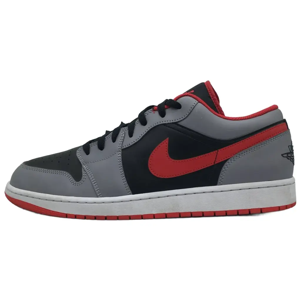 کفش نایکی ایر جردن 1 (Air Jordan 1 Low) خاکستری / مشکی / قرمز سایز 48.5 (32 سانتی‌متر) کارکرده - نمای بغل بیرونی لنگه‌ی چپ