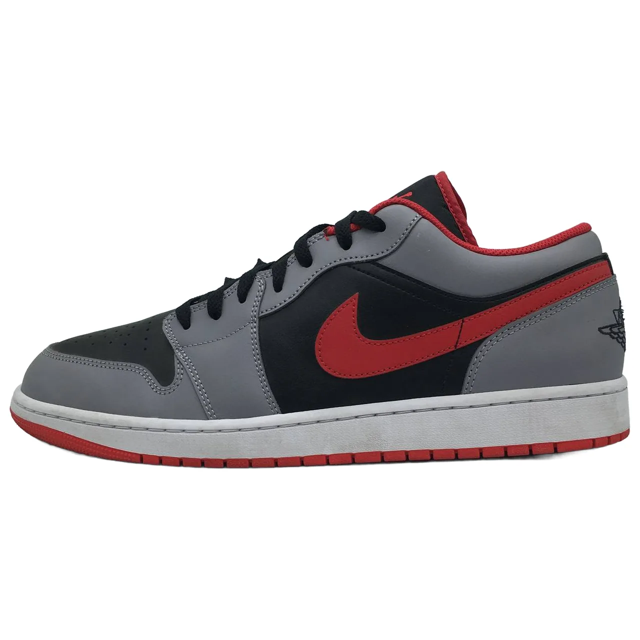 کفش نایکی ایر جردن 1 (Air Jordan 1 Low) خاکستری / مشکی / قرمز سایز 48.5 (32 سانتیمتر) کارکرده - نمای بغل بیرونی لنگهی چپ کفش نایکی ایر جردن 1 (Air Jordan 1 Low) خاکستری / مشکی / قرمز سایز 48.5 (32 سانتیمتر) کارکرده - نمای بغل بیرونی لنگهی چپ