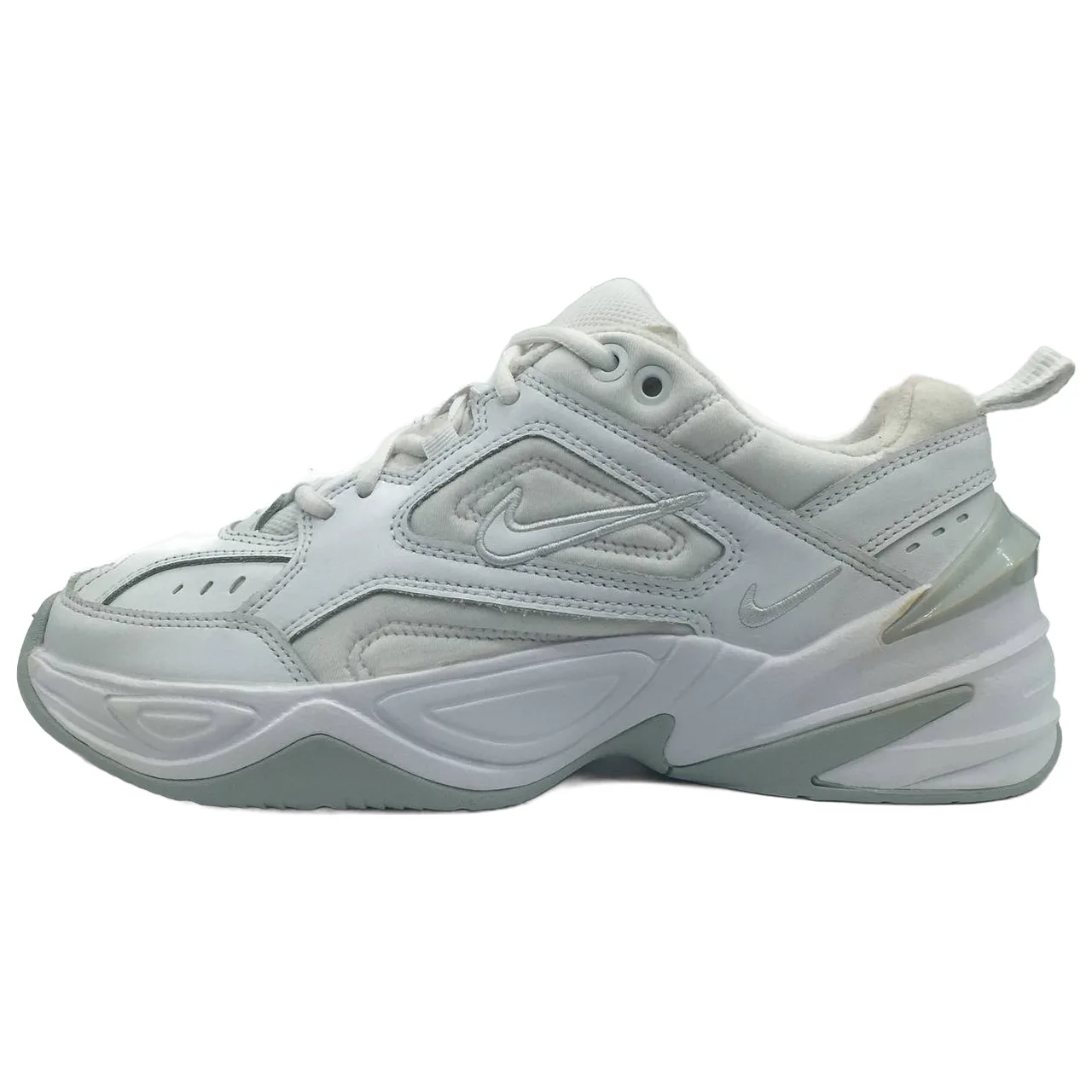 کفش نایکی ام 2 کی تکنو (M2K Tekno) سفید / خکستی سایز 39 (25 سانتیمتر) کارکرده - نمای بغل بیرونی لنگهی چپ کفش نایکی ام 2 کی تکنو (M2K Tekno) سفید / خکستی سایز 39 (25 سانتیمتر) کارکرده - نمای بغل بیرونی لنگهی چپ