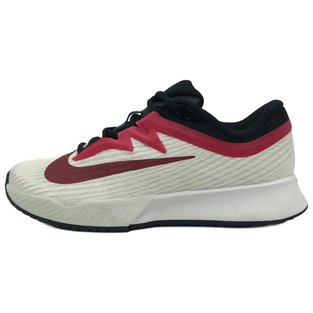 کفش نایکی کورت ایر زوم واپور پرو 3 (NikeCourt Air Zoom Vapor Pro 3 HC) سفید و قرمز سایز 38 (24 سانتی‌متر) آکبند - نمای بغل بیرونی لنگه‌ی چپ